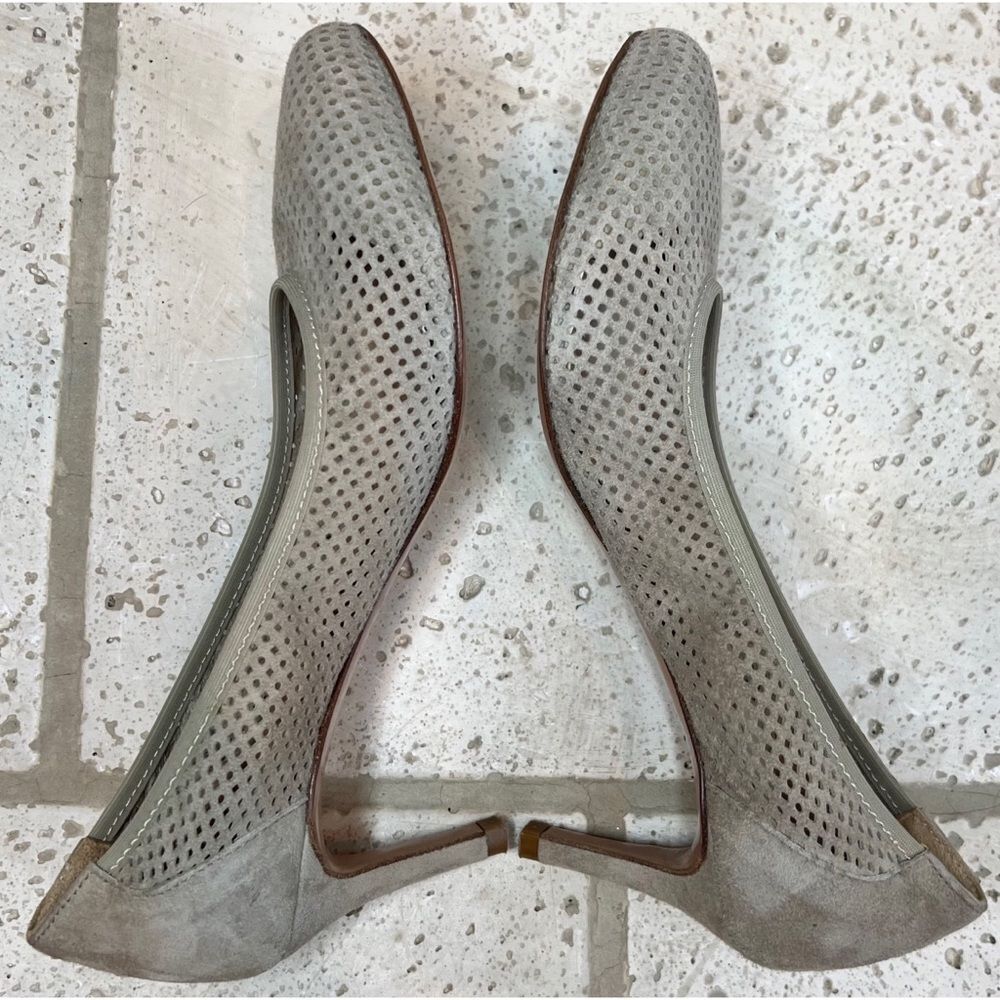 Elia. B London Women’s Perforated Tan Pump Closed Toe 2 1/2 inch Heels Sz 5.5 - Picture 6 of 10
